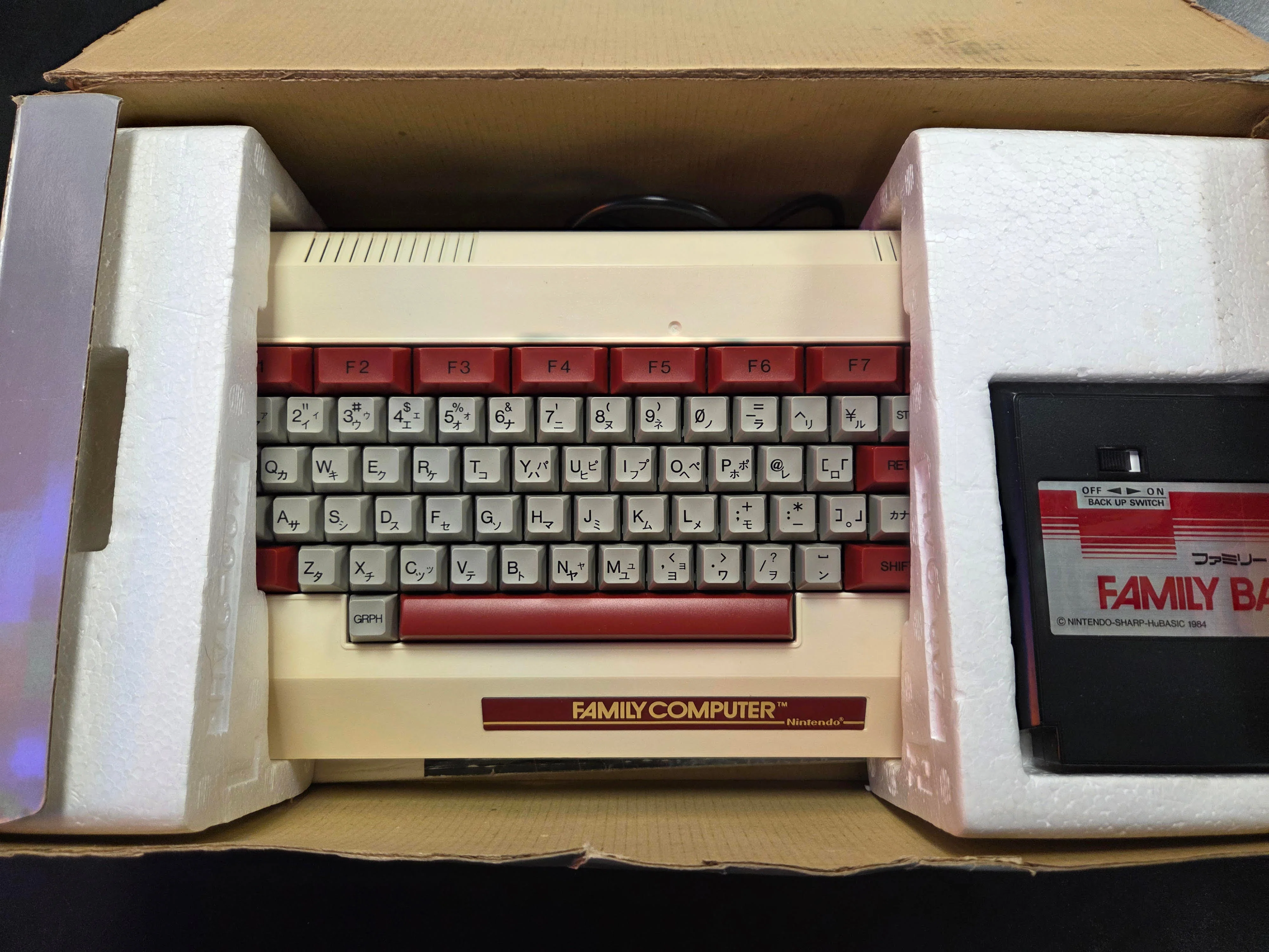 Famicom System and Famicom Family Basic Keyboard - (CiB, Damaged Packaging) (Famicom Consoles) - Image 4